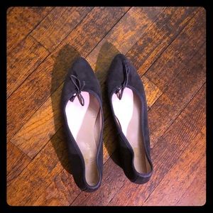 Spanish grey blue suede pumps with a kitten heels